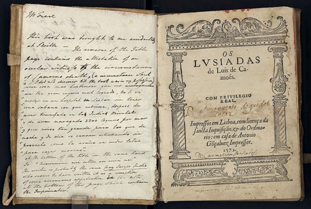 biblioteca particular com livros antigos