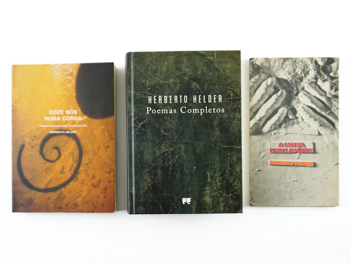 páginas de livro antigo com tipografia histórica