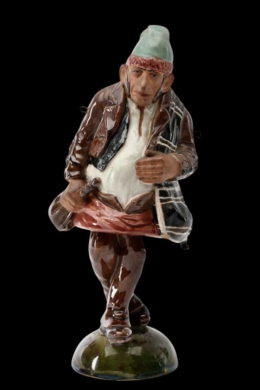 figura antiga em cerâmica portuguesa guardada em casa